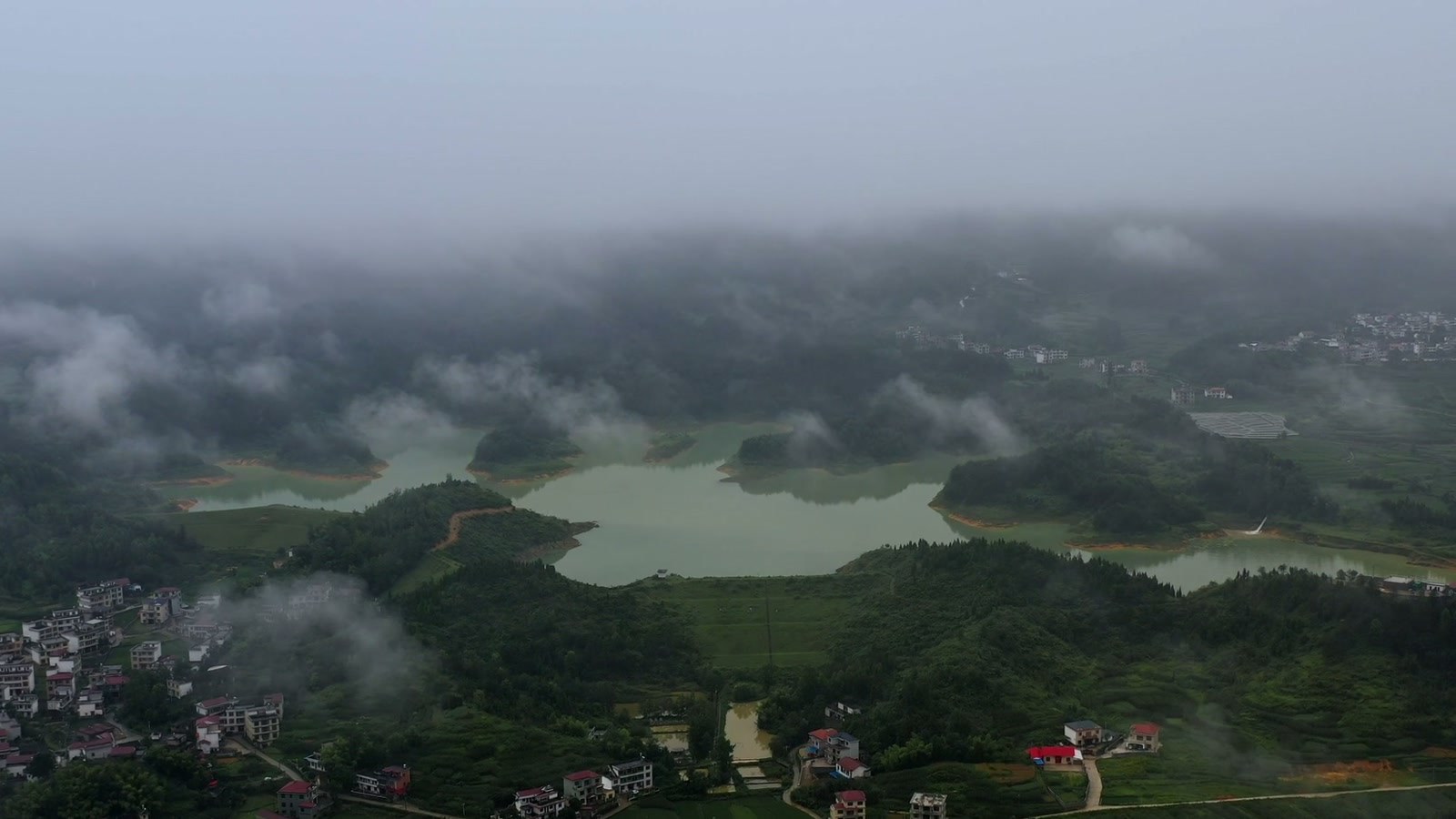 雪峰山南麓的群山与村寨晨雾
